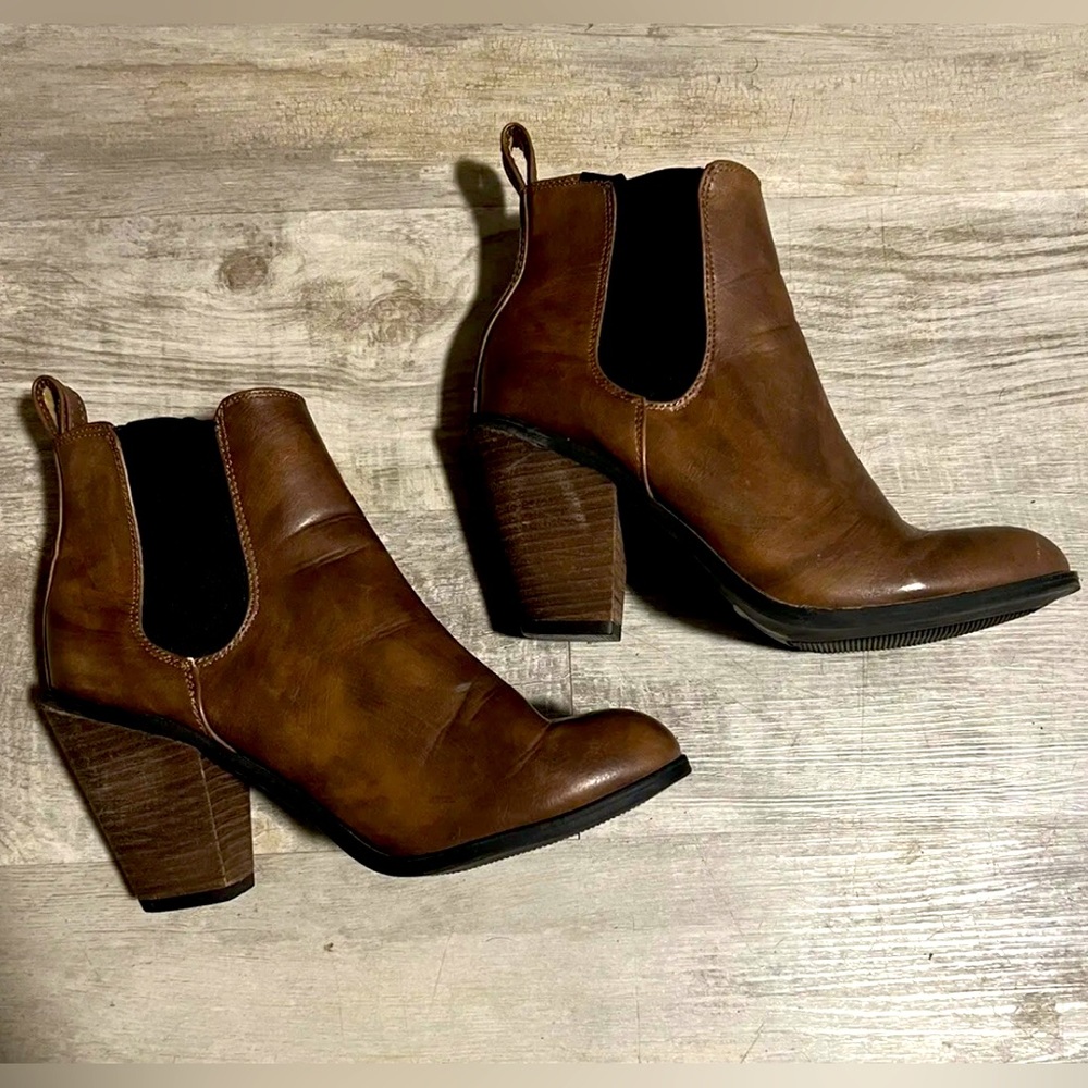 C est 1946 New Brown Heeled Boots, Size 9